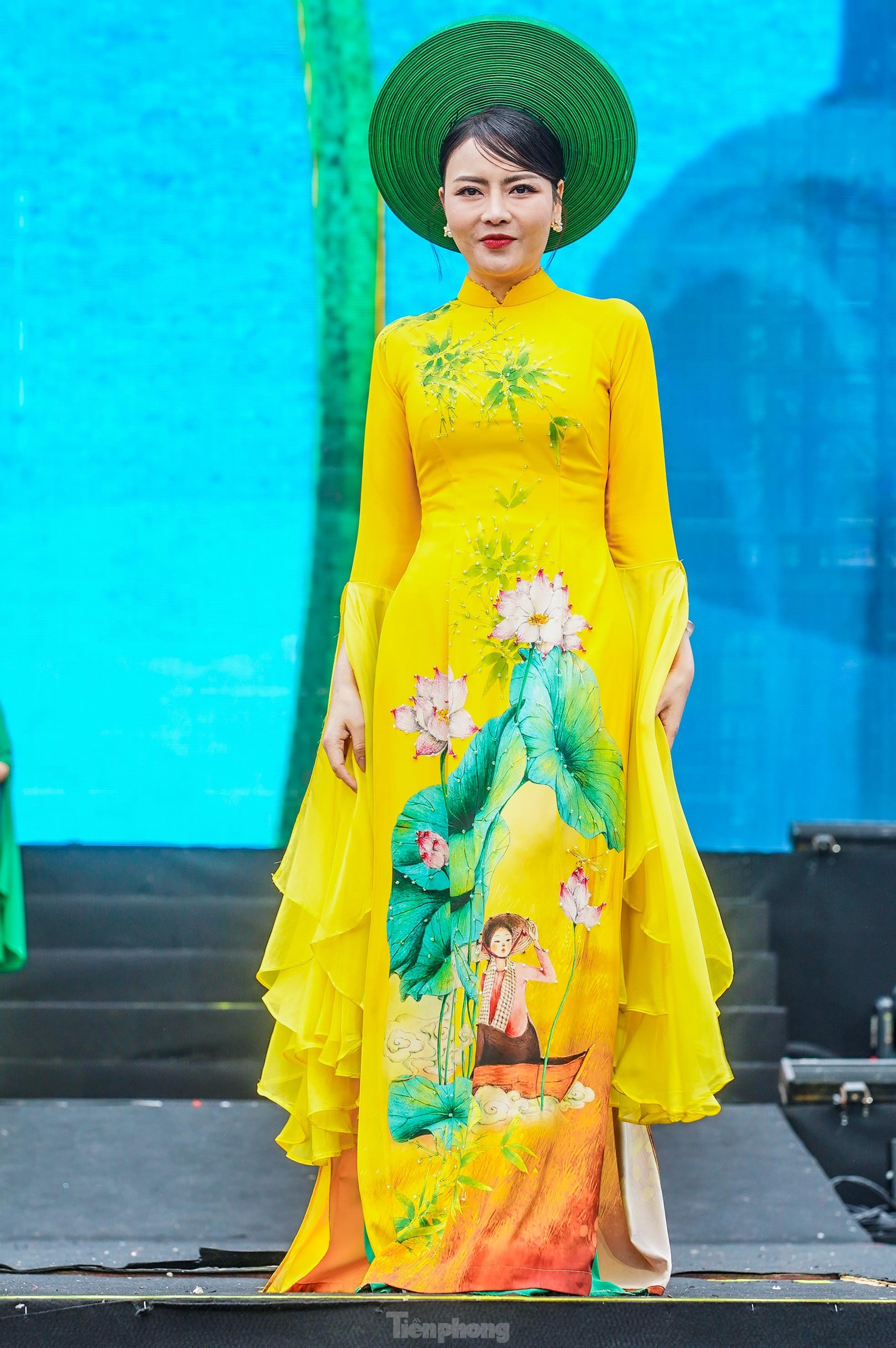 Admira las elegantes 'rosas de acero' en la foto 13 de Ao Dai