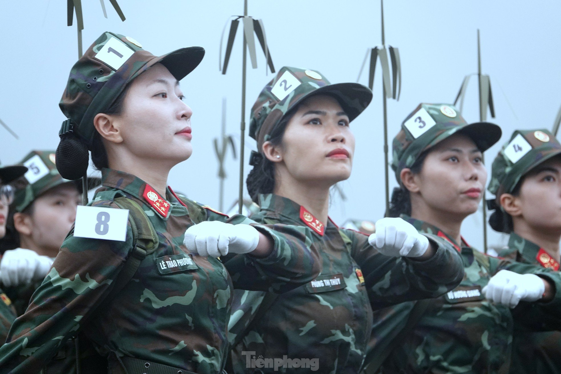 El uniforme rosa del soldado vence al sol y la lluvia en la foto 5 de TB4