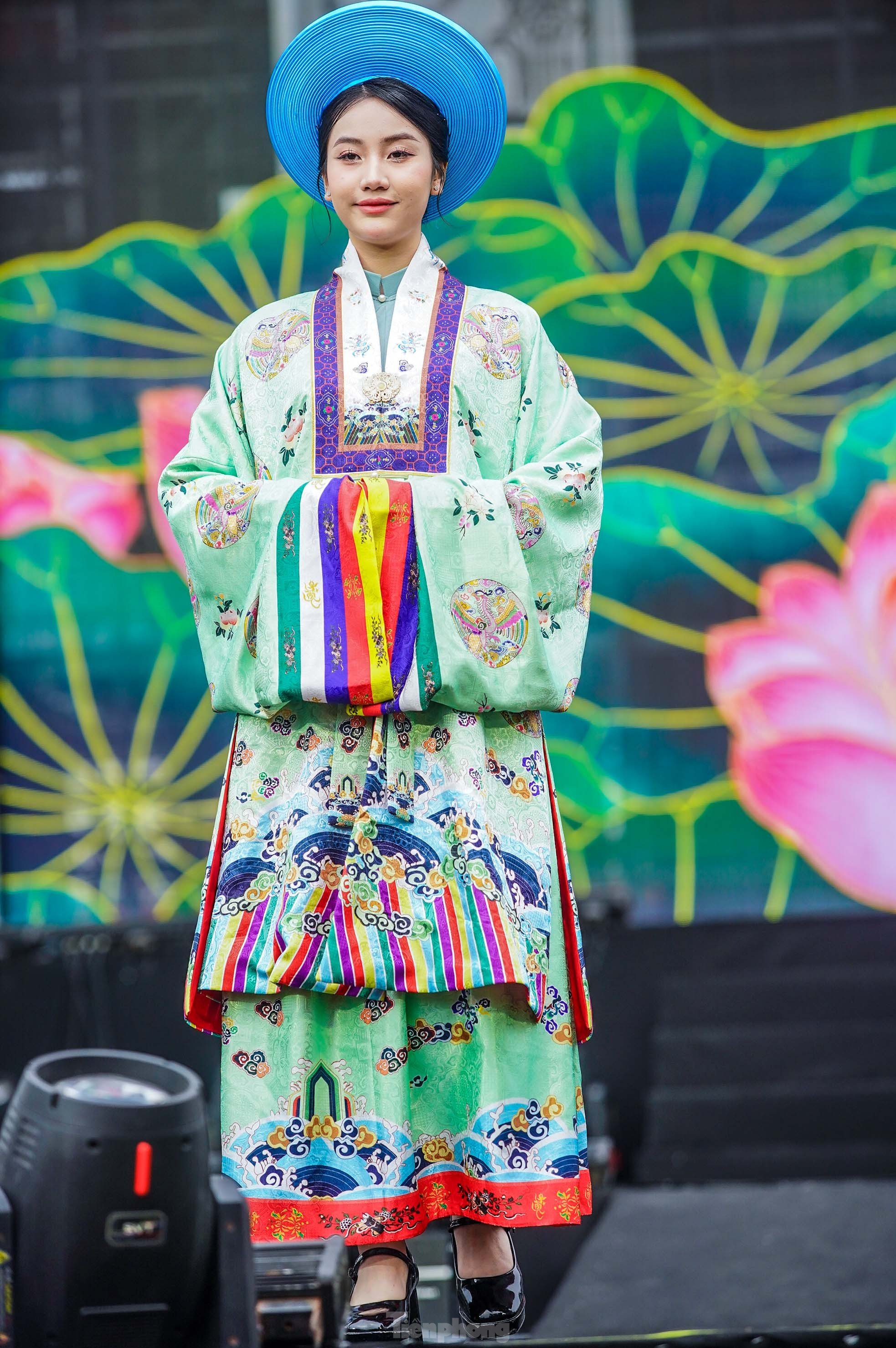 Admira las elegantes 'rosas de acero' en la foto 6 de Ao Dai