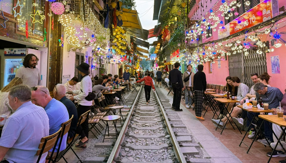 Touristes dans les cafés de la rue du train dans les quartiers de Cua Nam, Hang Bong et Cua Dong (Hoan Kiem). Photo : Hoai Nam