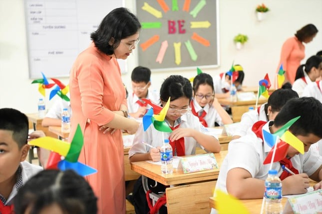 수천 명의 교사가 추가 수입을 얻지 못한다: 허무한 정책인가? 사진 1