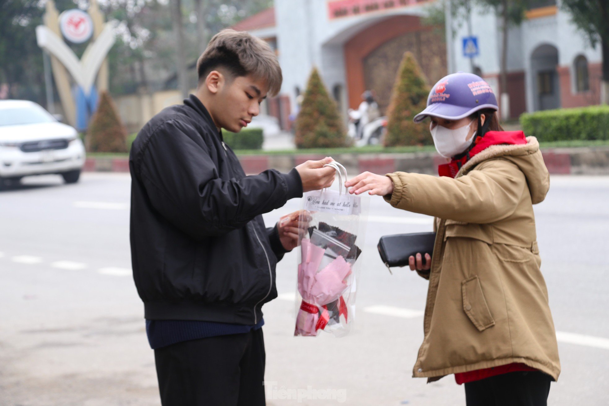 ดอกไม้ของขวัญรอต้อนรับแขกในวันงาน “ครึ่งโลก” ภาพที่ 5