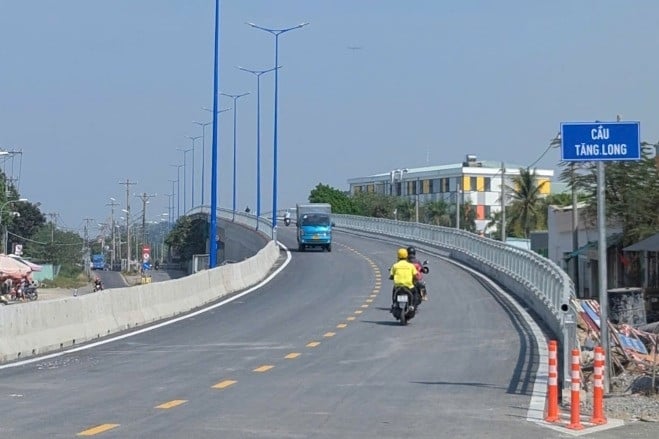 The 688 billion VND project in Ho Chi Minh City opens the first branch of the bridge after 8 years of construction.