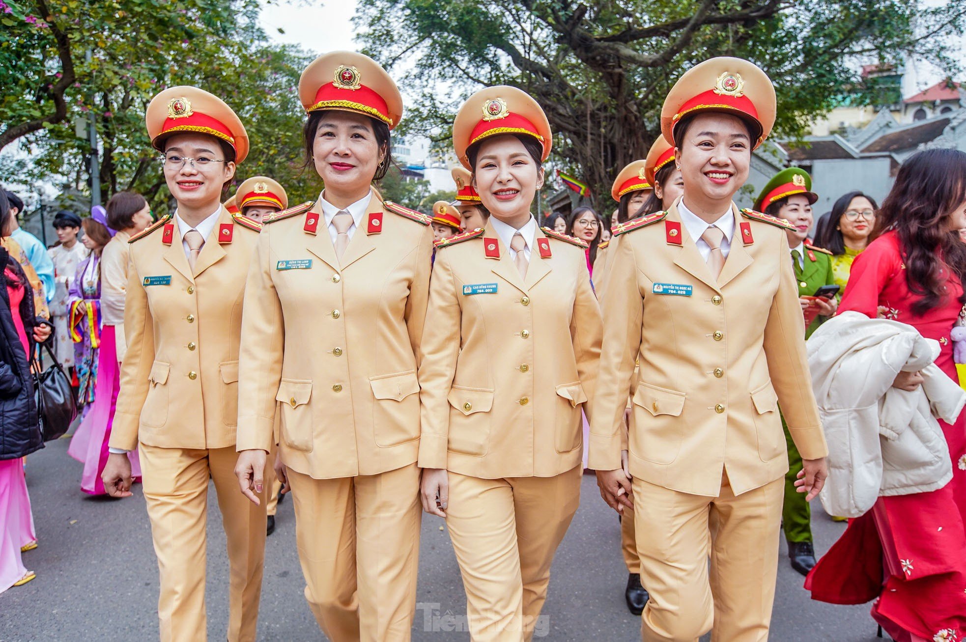 Admira las elegantes 'rosas de acero' en la foto 29 de Ao Dai