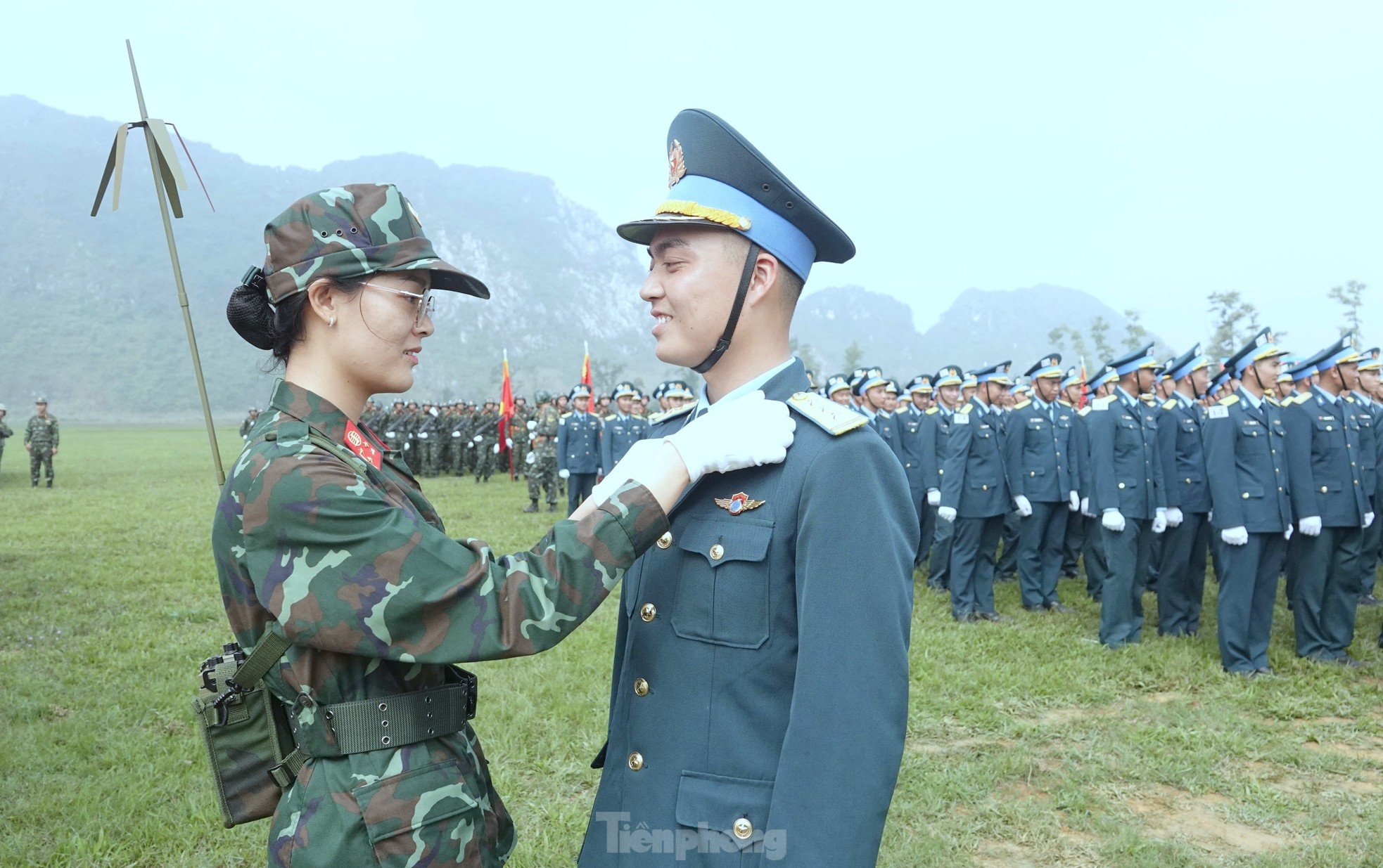 El uniforme rosa del soldado vence al sol y la lluvia en la foto 11 de TB4