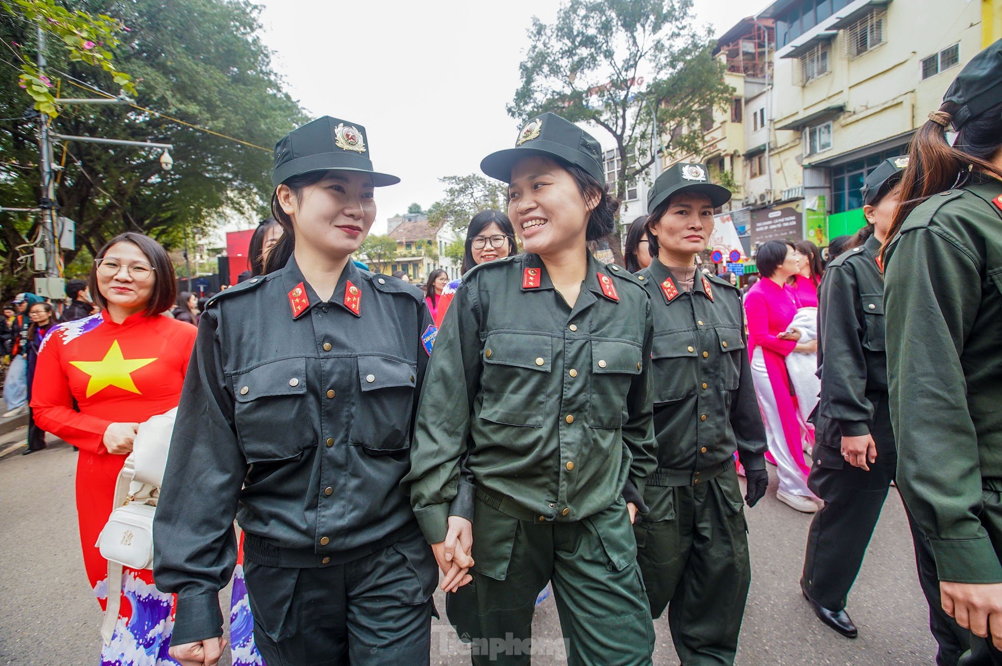 Admira las elegantes 'rosas de acero' en la foto 28 de Ao Dai