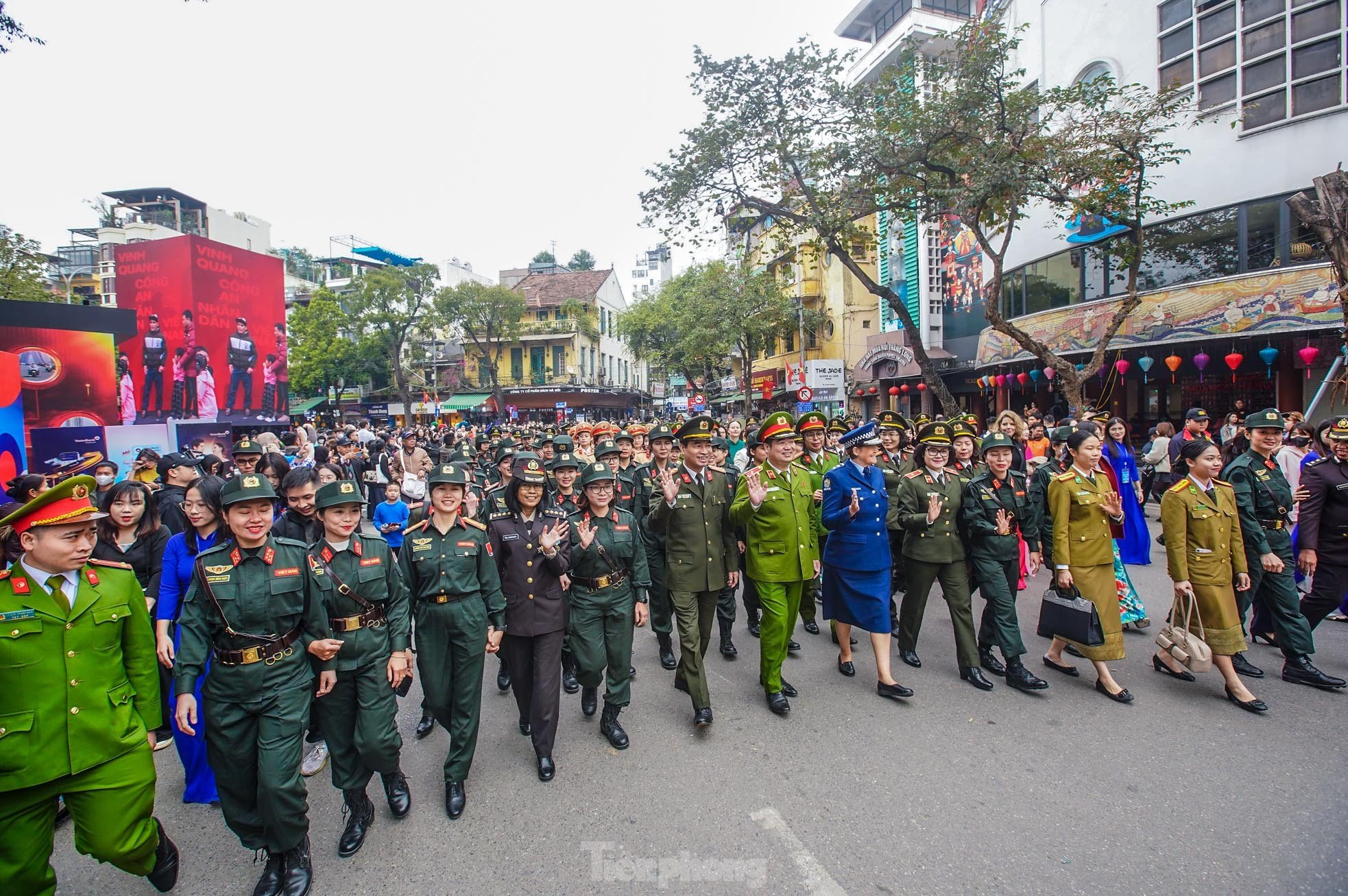 Admira las elegantes 'rosas de acero' en la foto 26 de Ao Dai