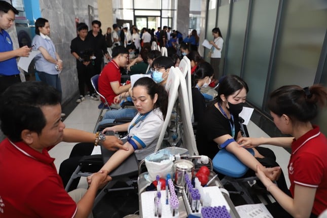 Estudiantes de Van Hien donan sangre voluntariamente durante el Mes de la Juventud foto 15