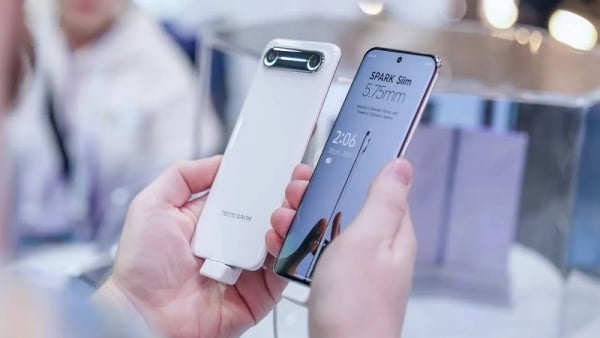 MWC 2025에서 출시된 세계에서 가장 얇은 휴대전화의 클로즈업