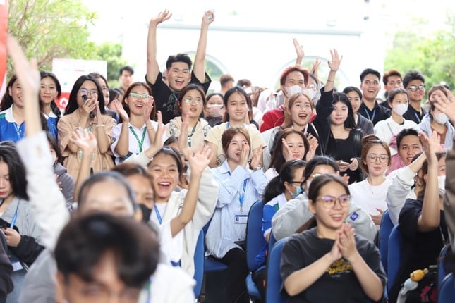 Estudiantes de Van Hien donan sangre voluntariamente durante el Mes de la Juventud foto 23