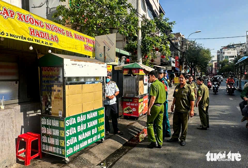 10 ngày lập lại trật tự vỉa hè Nguyễn Gia Trí, hơn 40 trường hợp vi phạm bị xử lý - Ảnh 3.