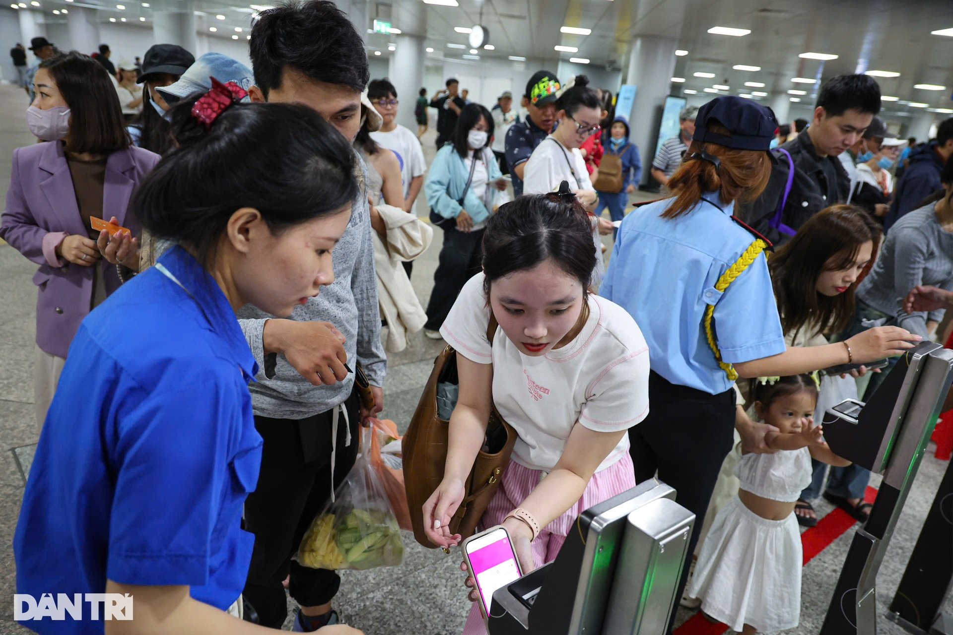 Người dân TPHCM xếp hàng dài đi Metro số 1 trong ngày khánh thành - 8