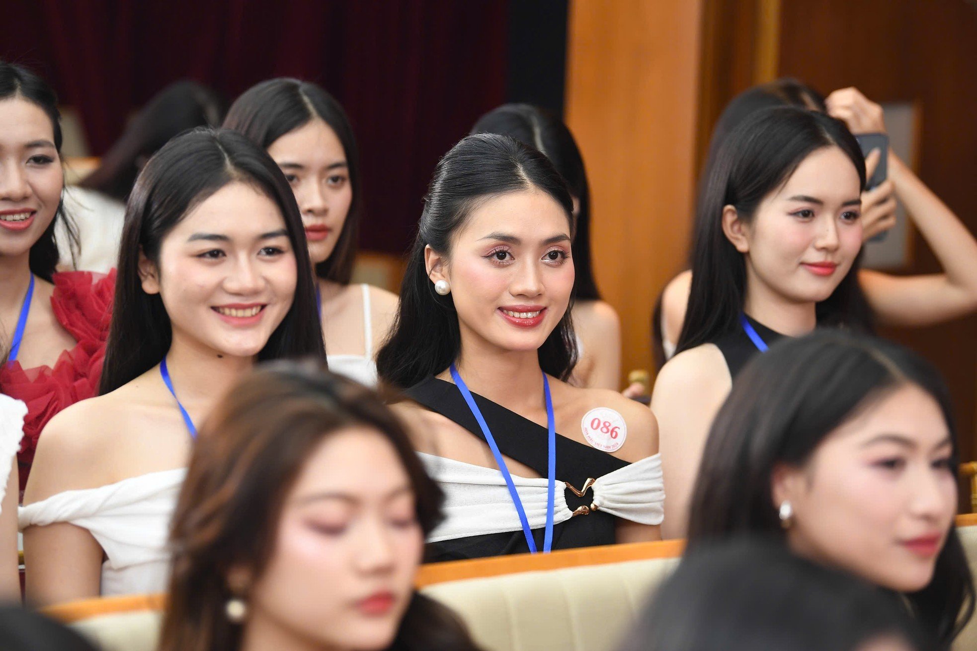 Nearly 100 girls are nervous before the results are announced at the Miss Vietnam Preliminary Round photo 16