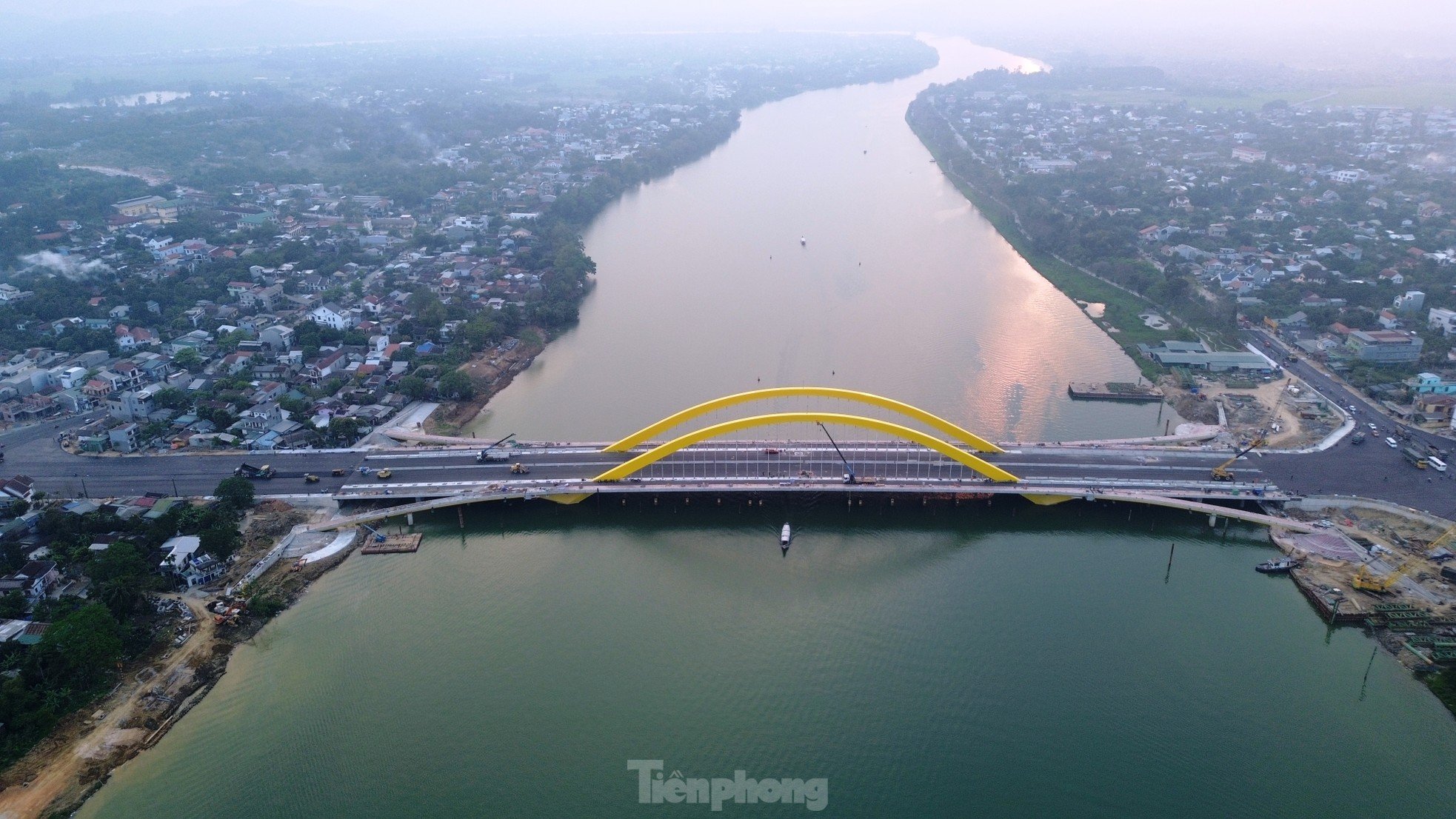 Vista del puente de 2 billones de dongs sobre el río Huong en la fase final de construcción, acercándose a la meta. Foto 1