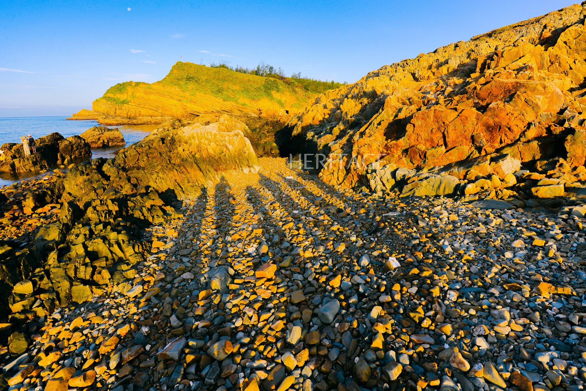 Blaues Meer, weißer Sand, gelber Sonnenschein