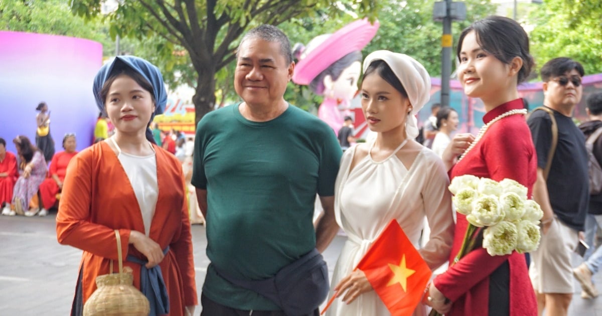 Turistas extranjeros sorprendidos por miles de personas vestidas con trajes vietnamitas en Ciudad Ho Chi Minh