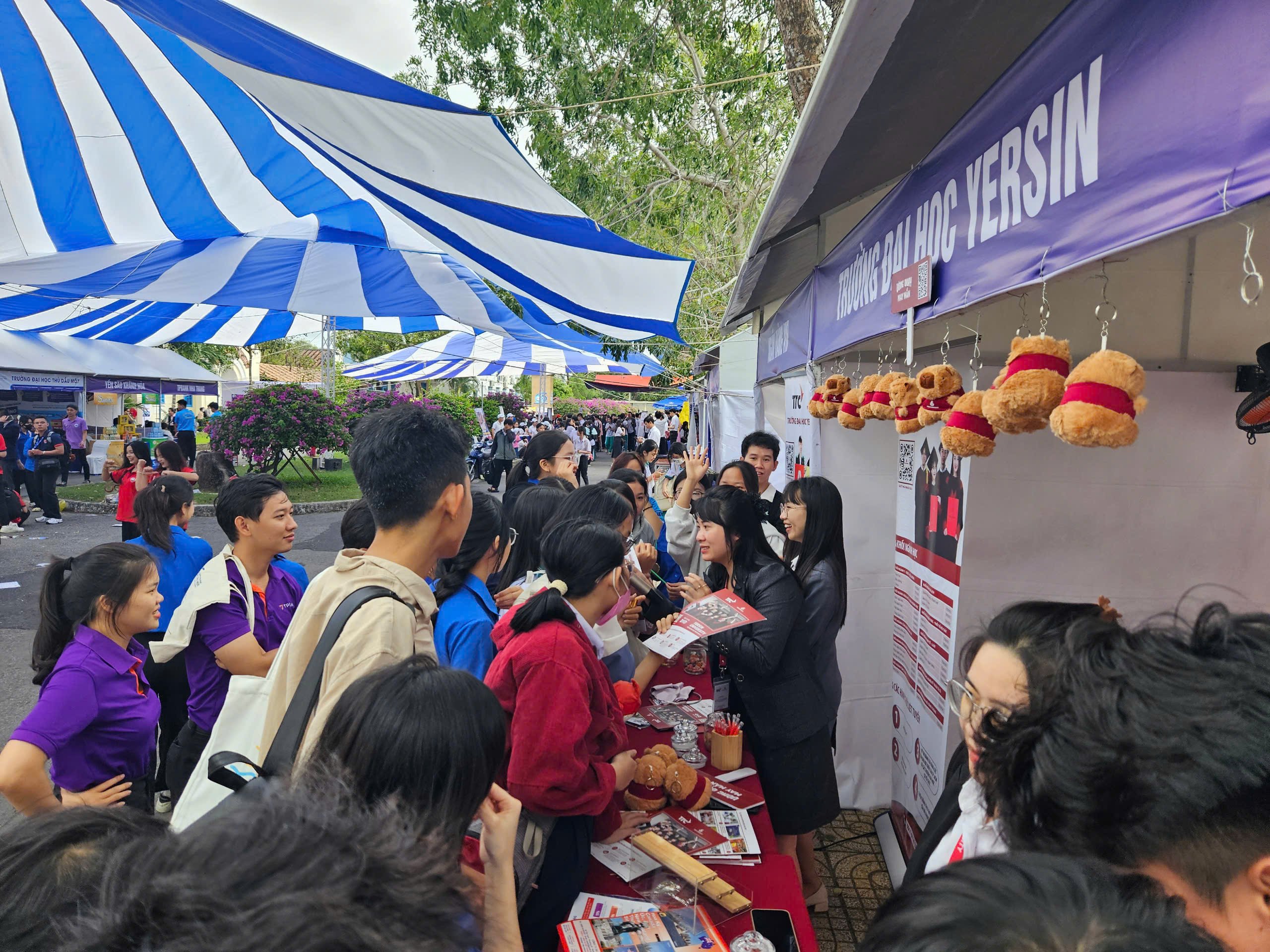 'Chen chân' đến với gian hàng Tư vấn mùa thi tại phố biển Nha Trang- Ảnh 6.