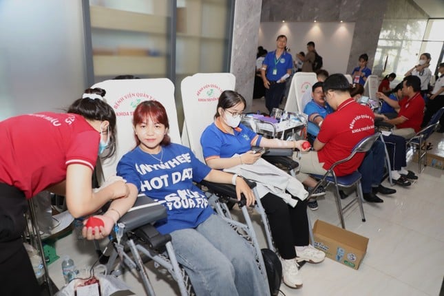 Estudiantes de Van Hien donan sangre voluntariamente durante el Mes de la Juventud foto 7