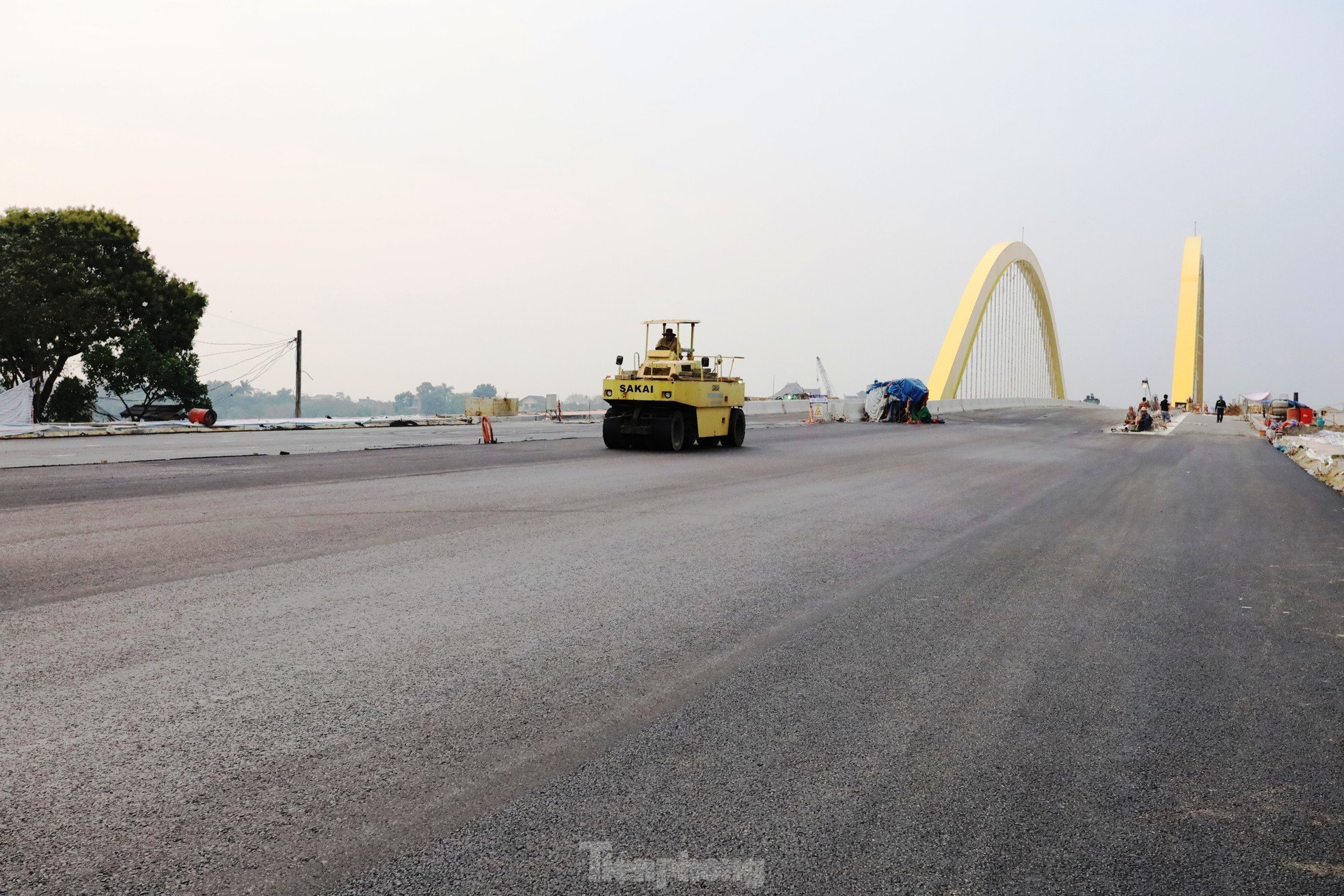 Vista del puente de 2 billones de dongs sobre el río Huong en la fase final de construcción, acercándose a la meta. Foto 12