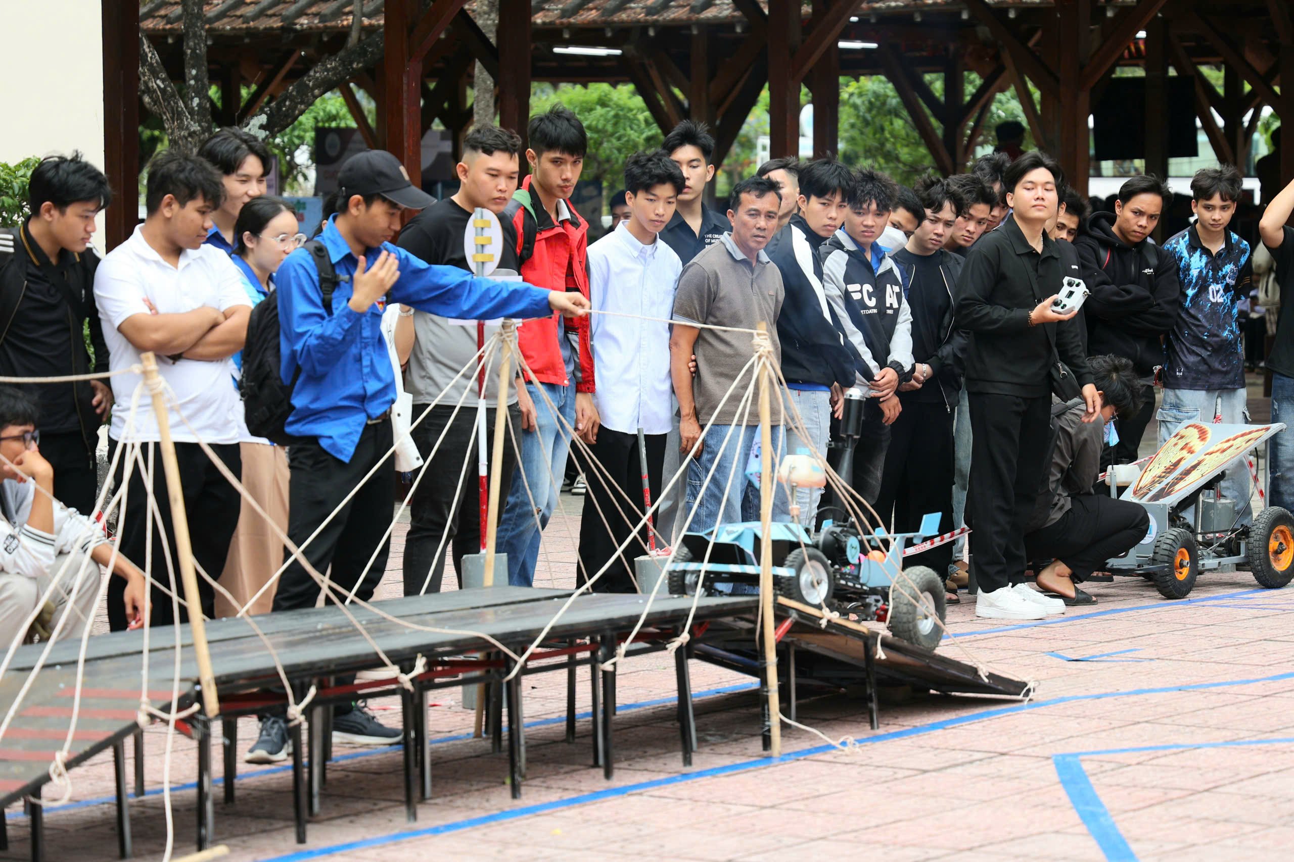 'Chen chân' đến với gian hàng Tư vấn mùa thi tại phố biển Nha Trang- Ảnh 10.