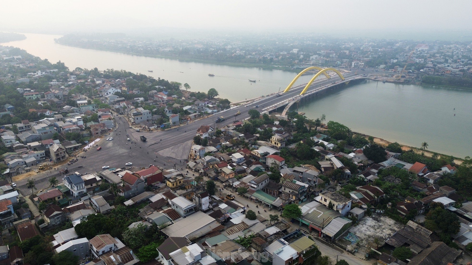 Vista del puente de 2 billones de dongs sobre el río Huong en la fase 'final' de construcción, acercándose a la meta. Foto 3