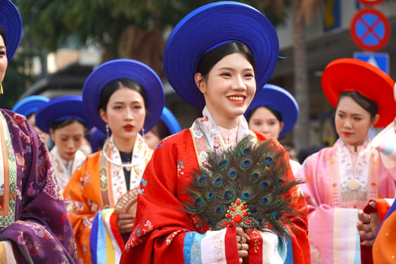 Diễu hành trong trang phục áo dài mang tên “Bách Hoa bộ hành” ngày 8-3 tại Phố đi bộ Nguyễn Huệ, quận 1, TP HCM Ảnh: QUỲNH TRÂM