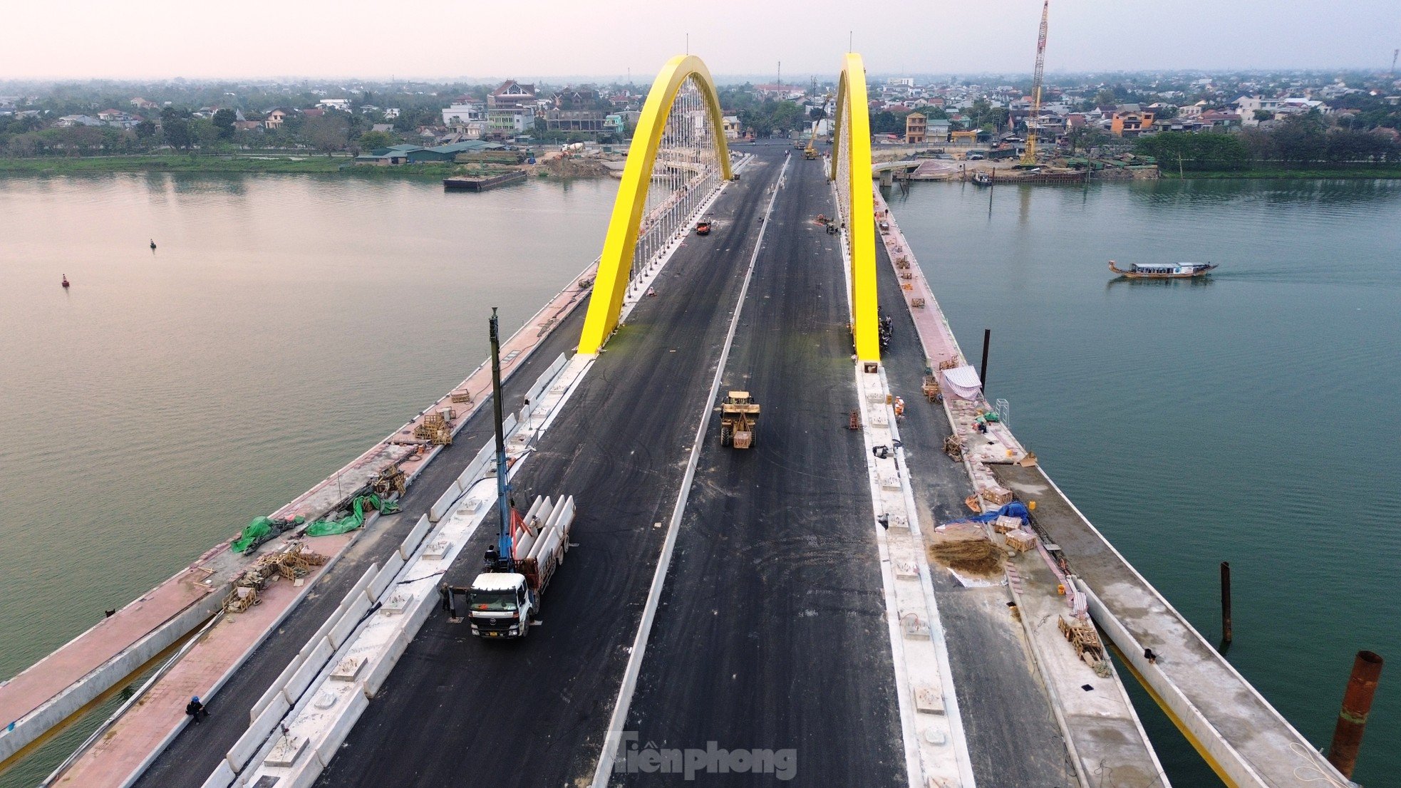 Vista del puente de 2 billones de dongs sobre el río Huong en la fase final de construcción, acercándose a la meta. Foto 13