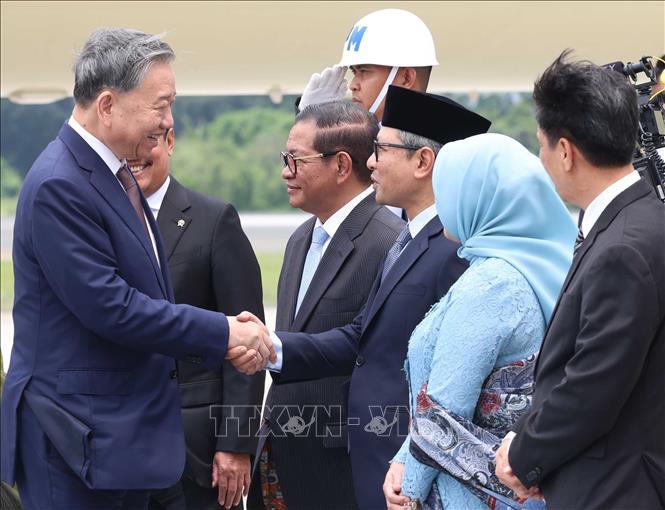 Begrüßungszeremonie für Generalsekretär To Lam und seine Frau am Militärflughafen Halim Perdanakusuma, Jakarta. Foto: VNA