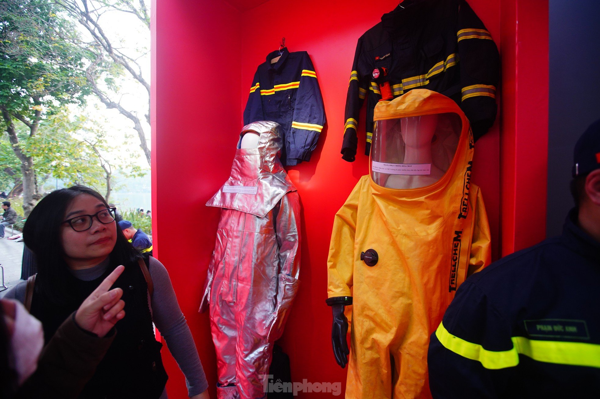 Junge Leute stehen Schlange, um Feuerwehrroboter zu sehen, Check-in an der Fußgängerzone am Hoan-Kiem-See, Foto 16