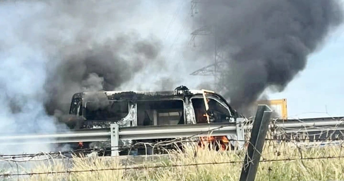 Une ambulance en feu sur l'autoroute HCMC-Trung Luong