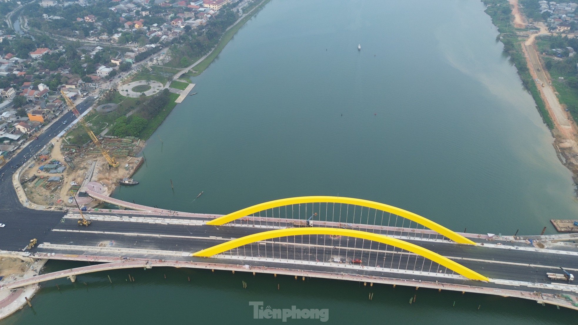 Vista del puente de 2 billones de dongs sobre el río Huong en la fase final de construcción, acercándose a la meta. Foto 11