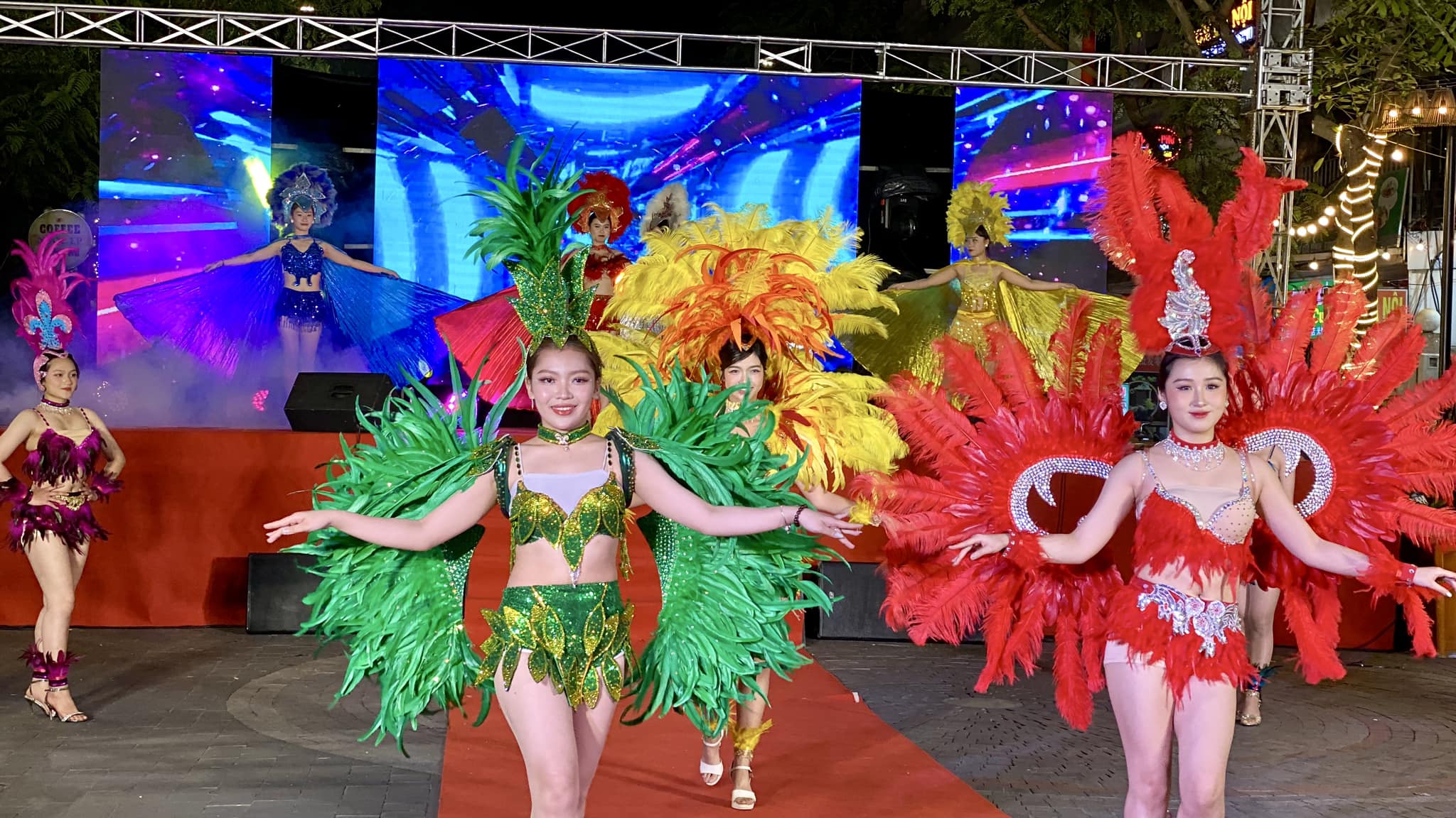 Khu phố Tây ở Đà Nẵng rộn ràng lễ hội Carnaval- Ảnh 11.