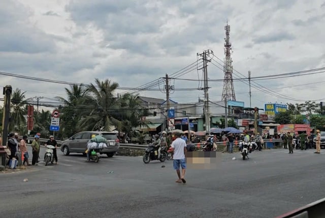 Tai nạn giao thông nghiêm trọng ngay giao lộ ở Bình Chánh- Ảnh 1.