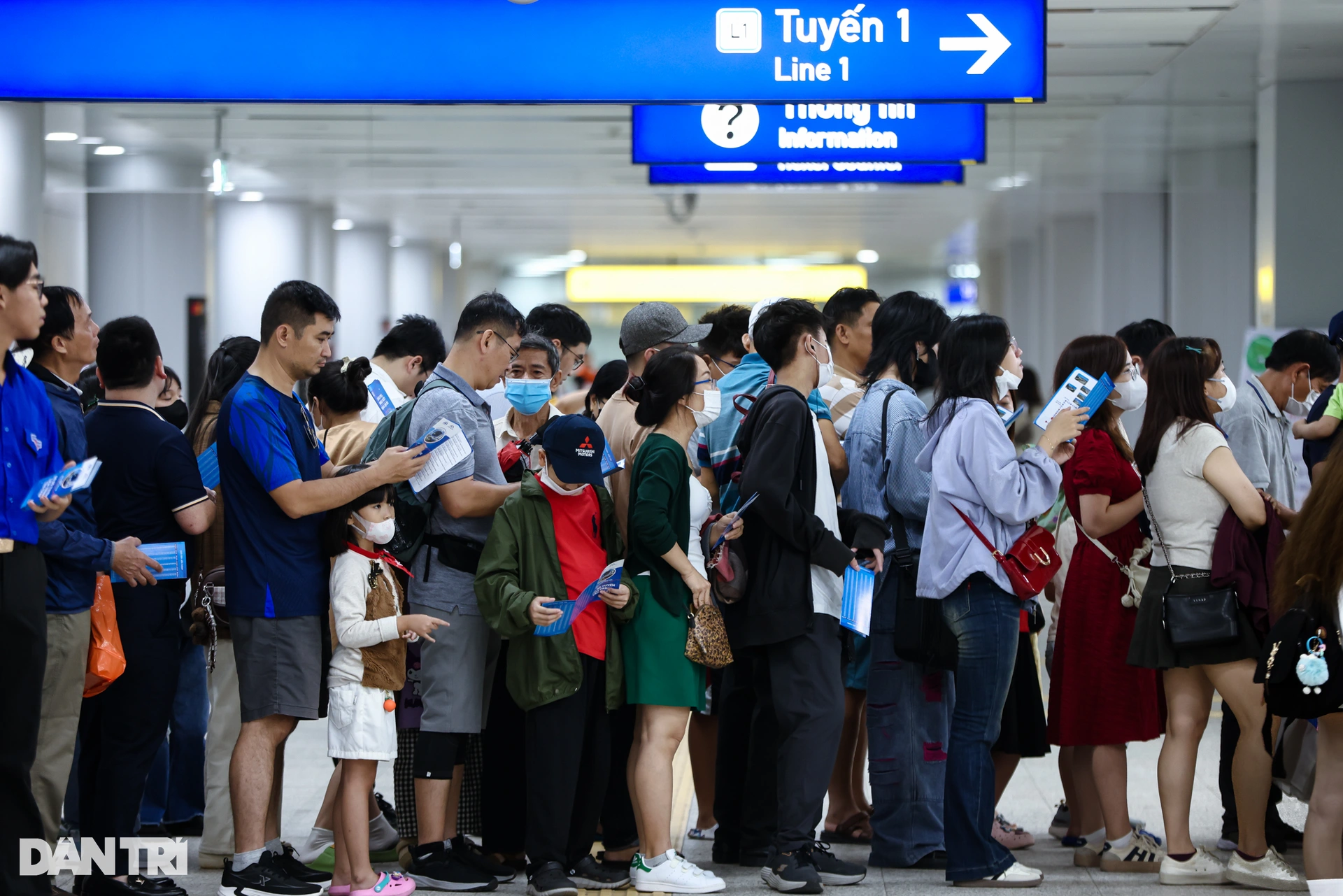 Tausende Menschen warten am Eröffnungstag in Ho-Chi-Minh-Stadt darauf, die U-Bahn-Linie 1 zu besteigen.