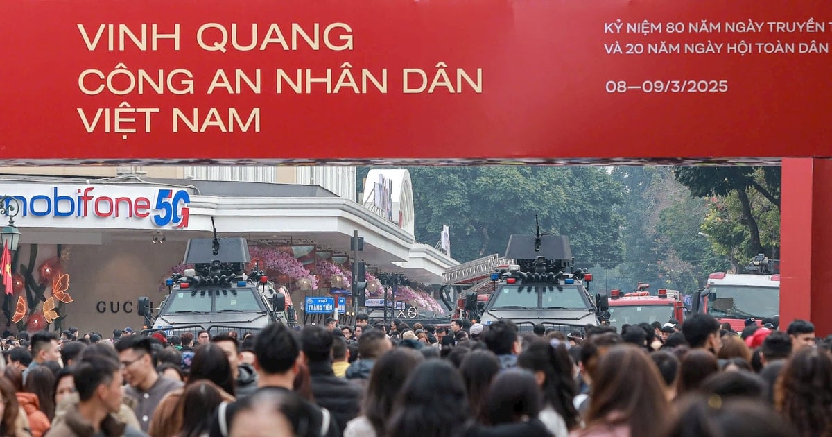 The Ministry of Public Security displayed a fleet of military vehicles and armored vehicles on Hoan Kiem Lake.