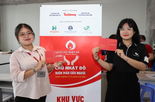 Estudiantes de Van Hien donan sangre voluntariamente durante el Mes de la Juventud foto 17