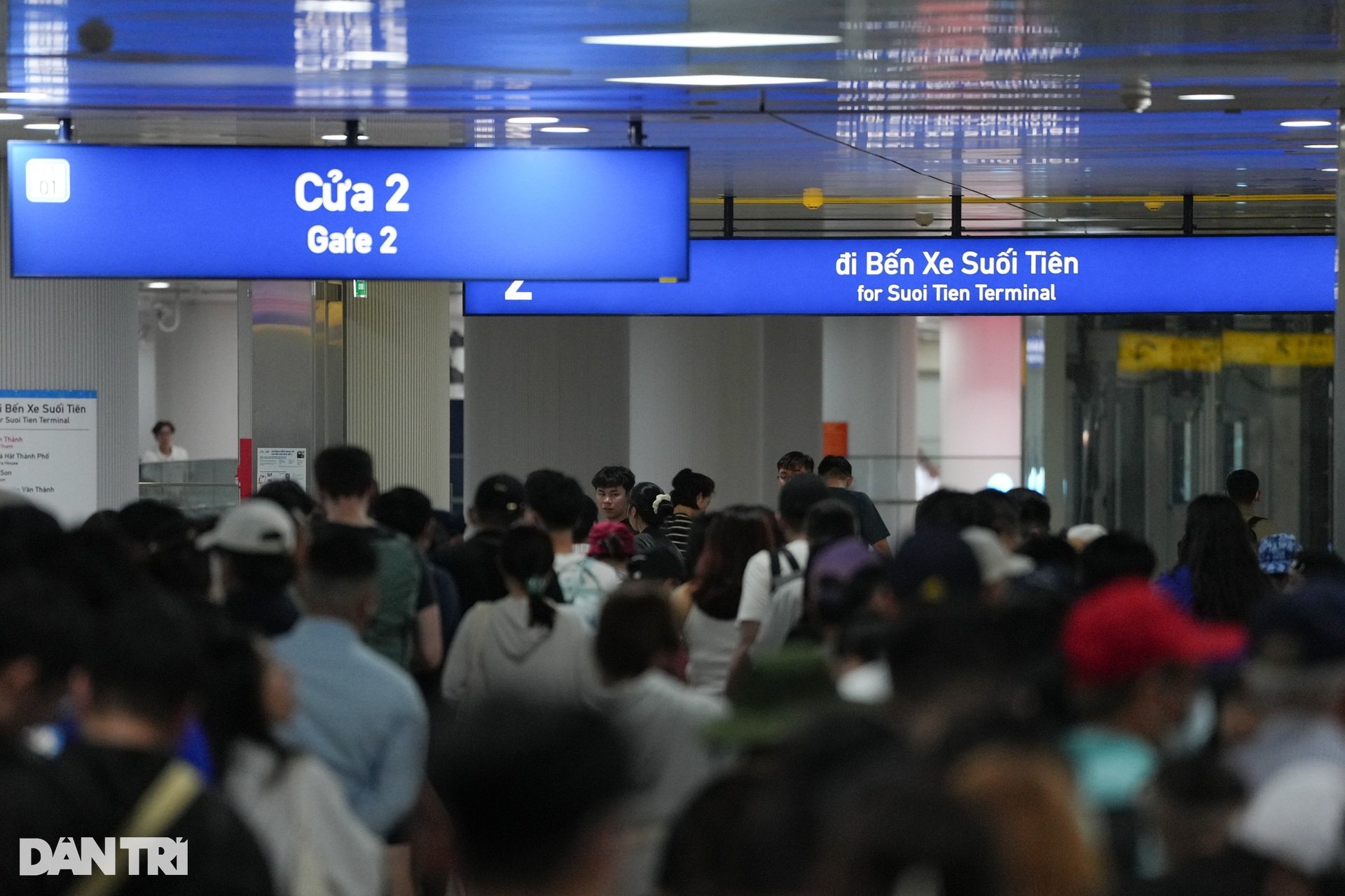 Người dân TPHCM xếp hàng dài đi Metro số 1 trong ngày khánh thành - 12