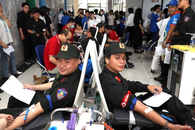 Estudiantes de Van Hien donan sangre voluntariamente durante el Mes de la Juventud foto 9