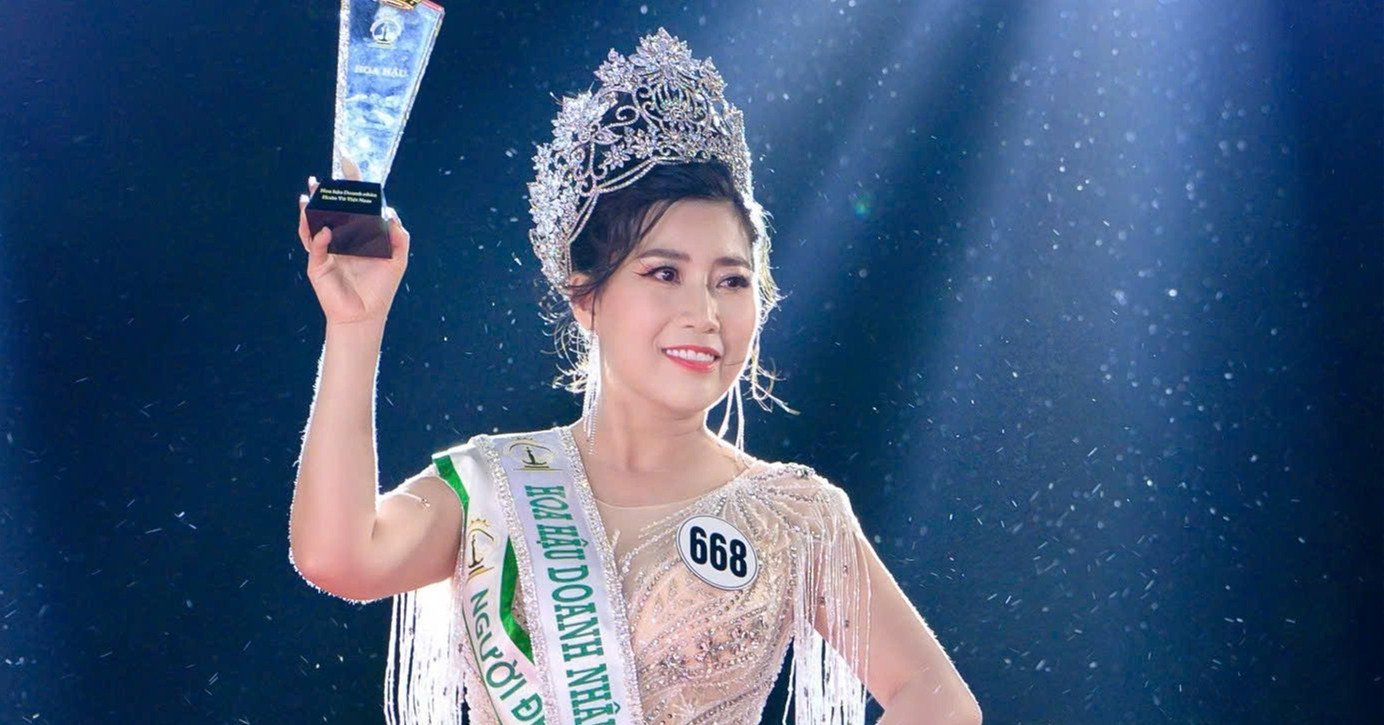 La empresaria de 42 años fue coronada Miss por el Artista del Pueblo Trinh Kim Chi