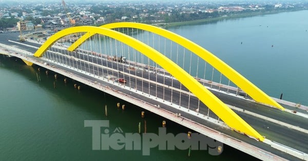 Aparición del puente de 2 billones de VND sobre el río Huong en la fase final de construcción, acercándose a la meta.