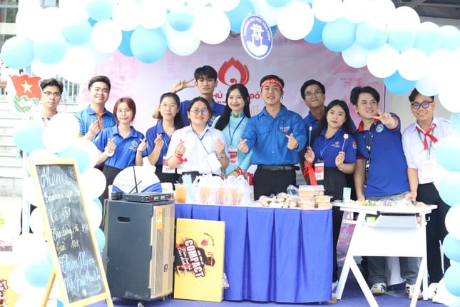 Estudiantes de Van Hien donan sangre voluntariamente durante el Mes de la Juventud foto 19