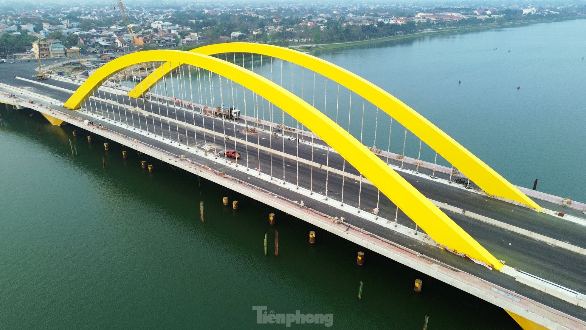 Vista del puente de 2 billones de dongs sobre el río Huong en la fase final de construcción, acercándose a la meta, foto 2