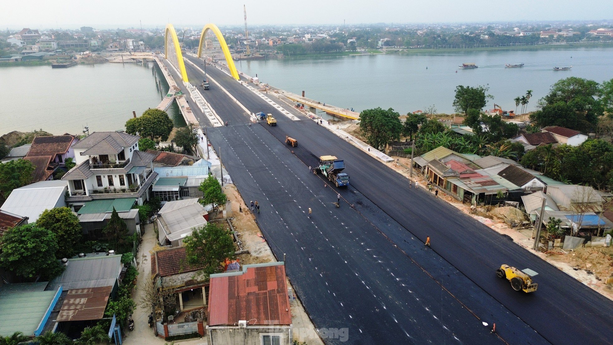 Vista del puente de 2 billones de VND sobre el río Huong en la fase final de construcción, acercándose a la línea de meta. Foto 8