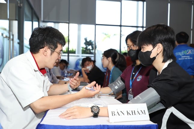 Estudiantes de Van Hien donan sangre voluntariamente durante el Mes de la Juventud foto 6