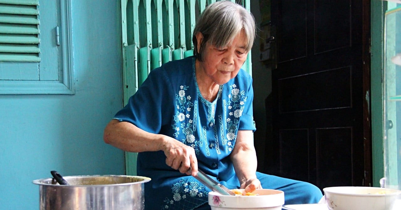 Eine silberhaarige alte Dame in Ho-Chi-Minh-Stadt verkauft Kuchen mit seltsamen Namen. Kunden, die sie essen wollen, müssen früh kommen und warten.