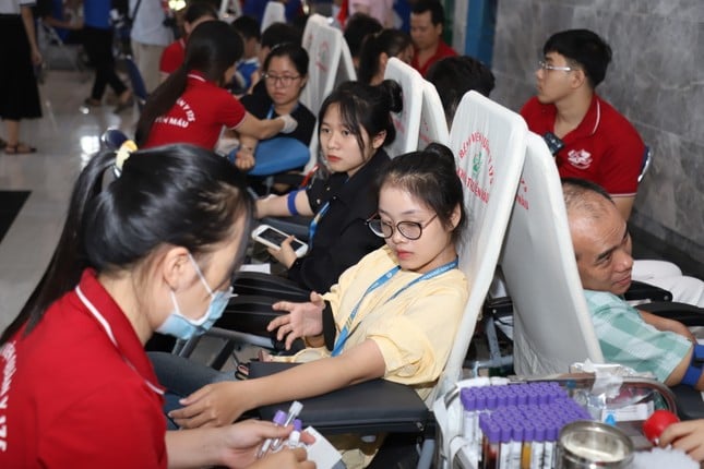 Estudiantes de Van Hien donan sangre voluntariamente durante el Mes de la Juventud foto 11