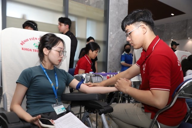 Estudiantes de Van Hien donan sangre voluntariamente durante el Mes de la Juventud foto 12