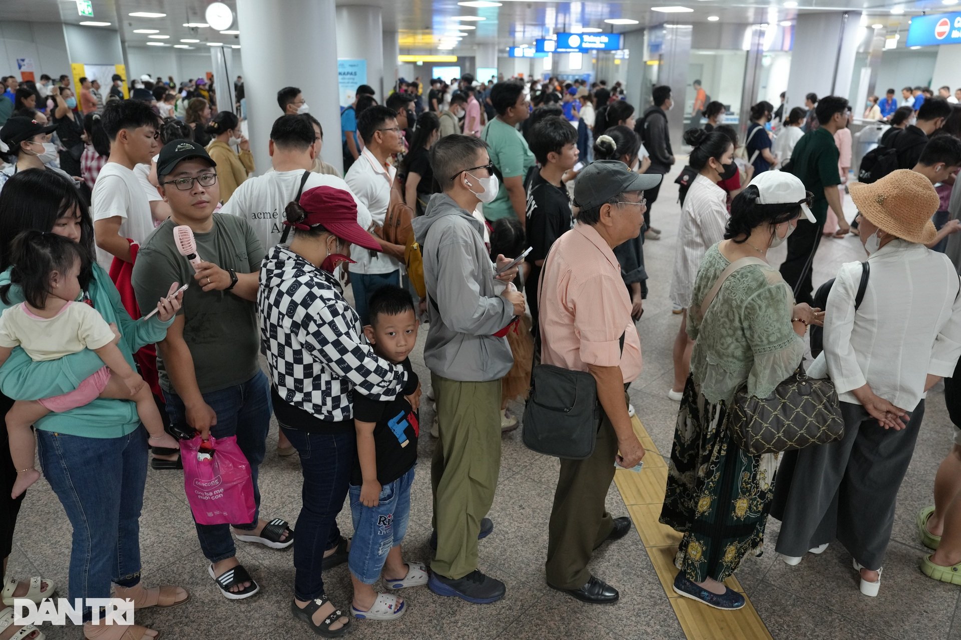 Người dân TPHCM xếp hàng dài đi Metro số 1 trong ngày khánh thành - 4