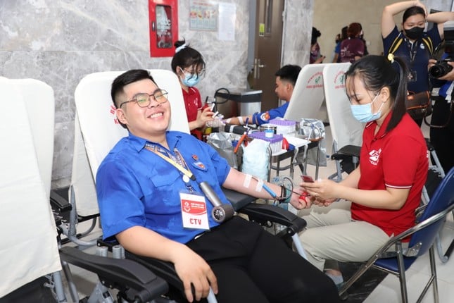 Estudiantes de Van Hien donan sangre voluntariamente durante el Mes de la Juventud foto 8