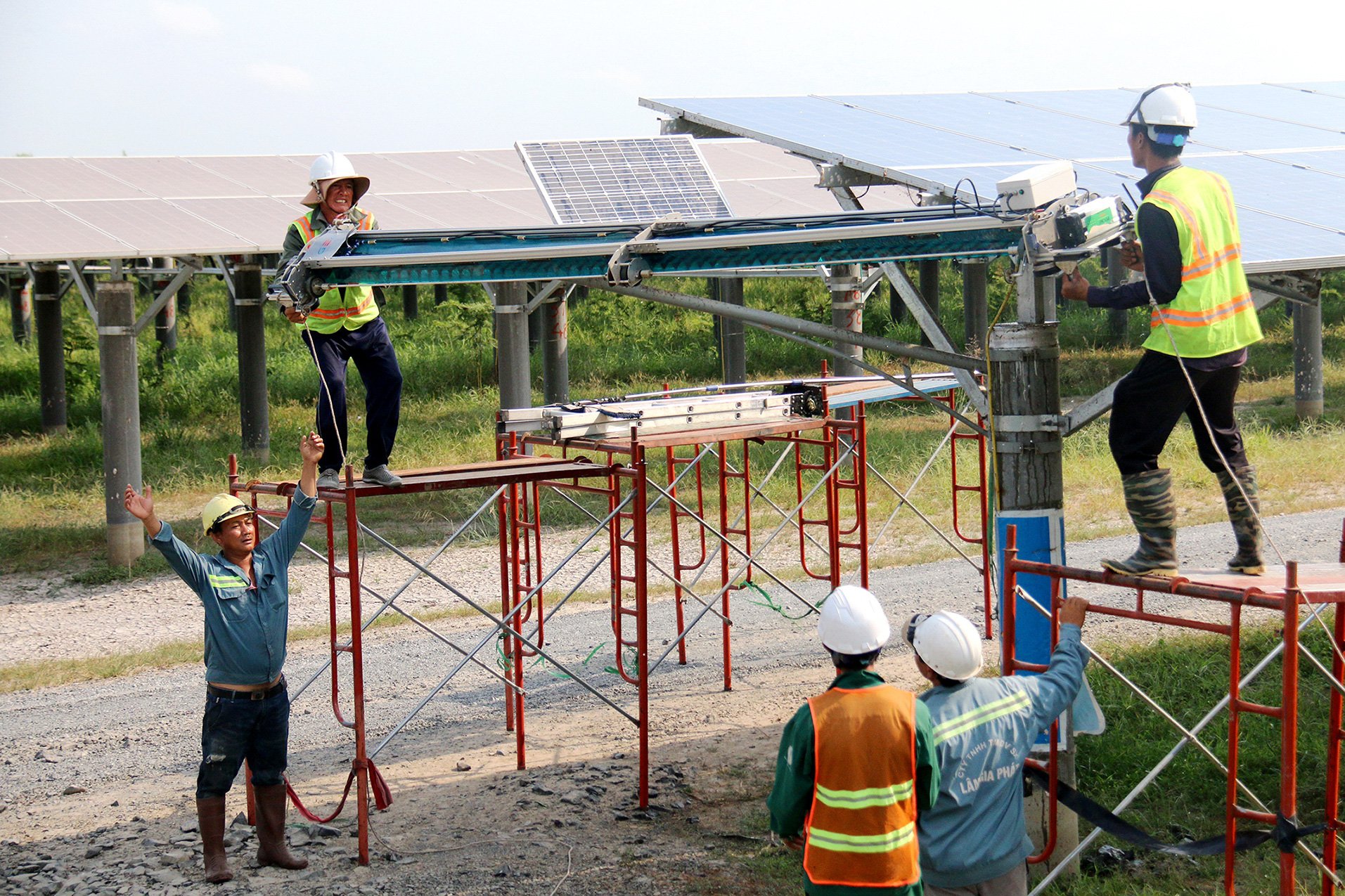 Các nhà đầu tư năng lượng tái tạo đang đứng ngồi không yên - Ảnh 1.